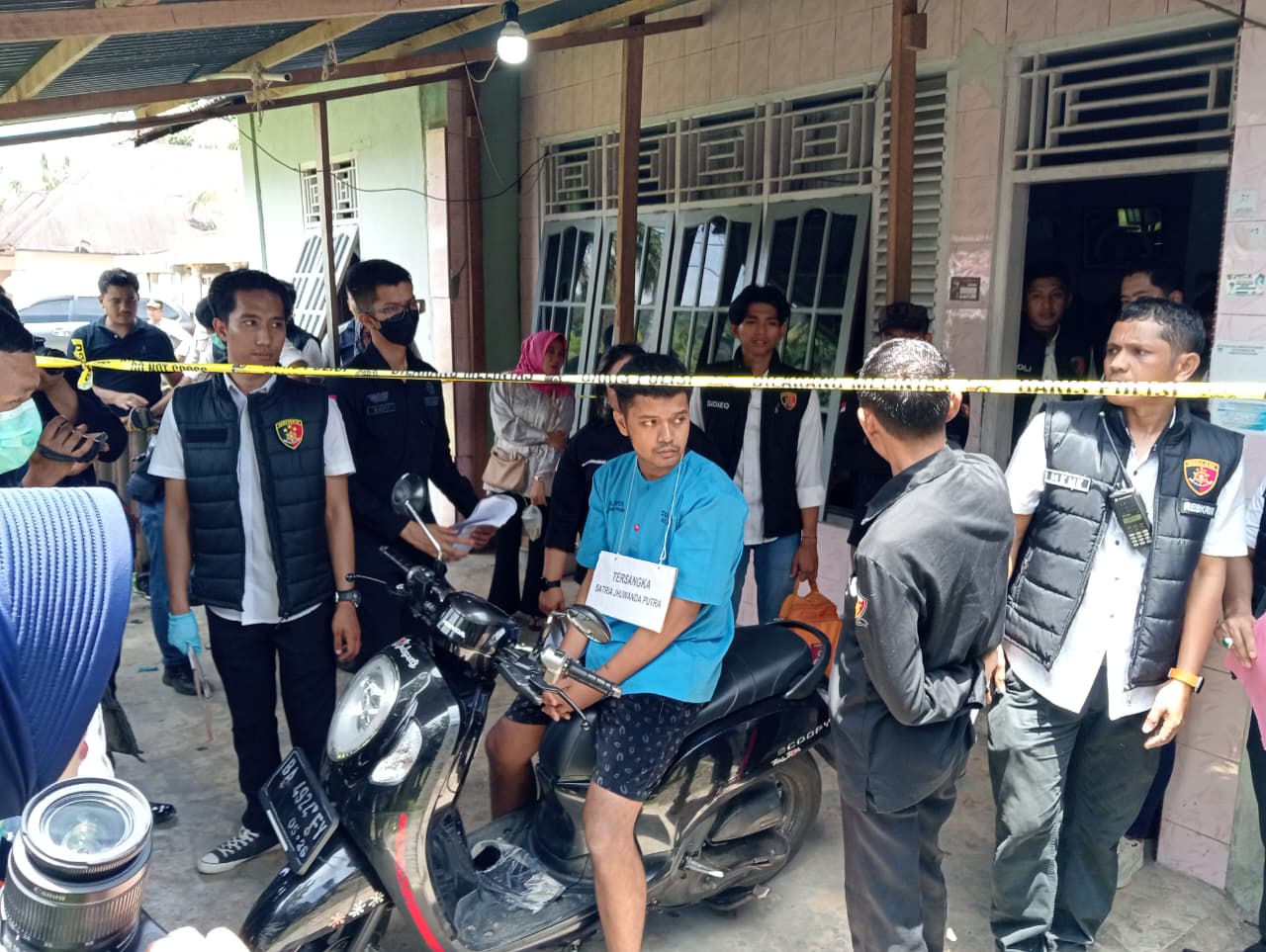REKA ADEGAN: Salah satu adegan yang diperagakan tersangka ketika hendak pergi dari rumahnya menggunakan sepeda motor.