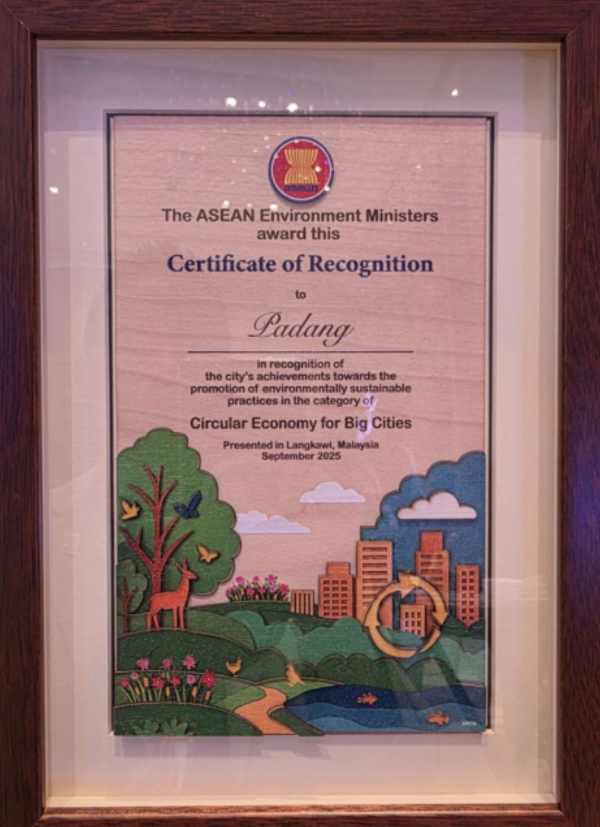 Certificate of Recognition (COR) bidang Circular Economy yang diterima Kota Padang pada ajang ASEAN Environmentally Sustainable Cities (ESC) Award 2025 di Langkawi, Malaysia, Rabu (3/9/2025).