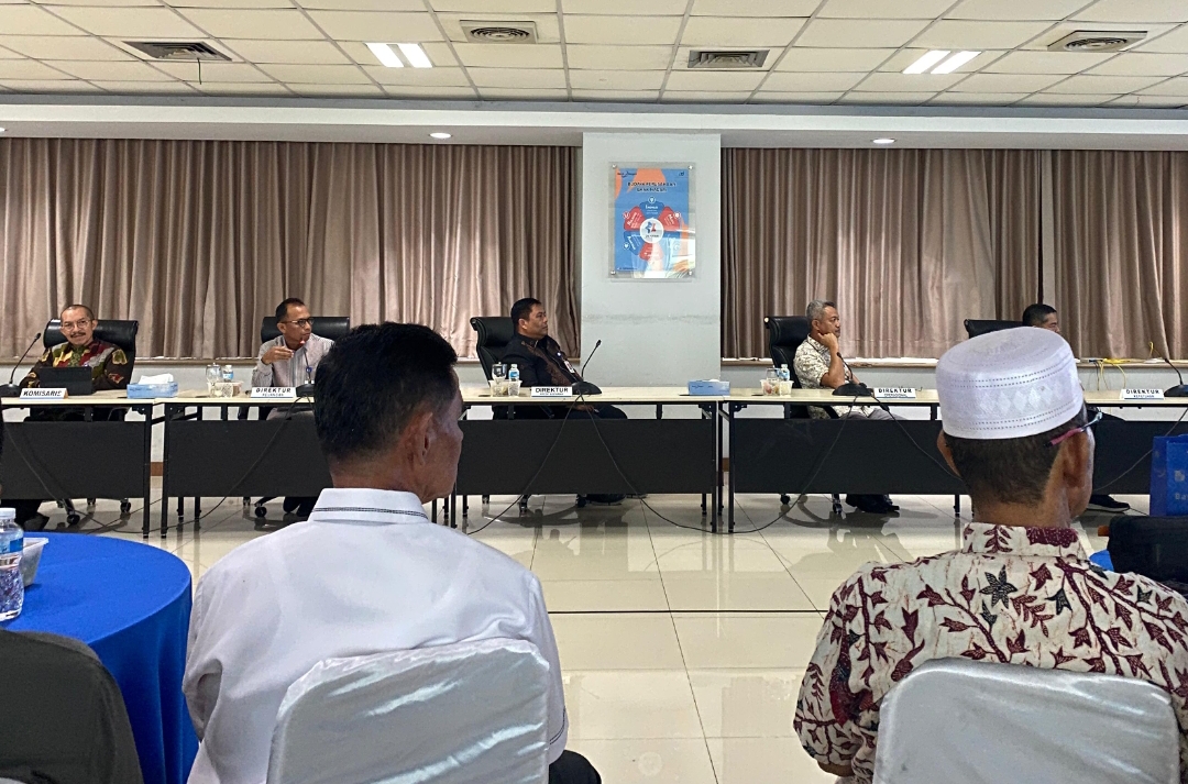 Direktur Keuangan Bank Nagari Roni Edrian bersama para direksi dan komisaris serta pimpinan media di Kantor Pusat Bank Nagari, Kamis (4/9/2025). (Foto: Adetio/Padek)