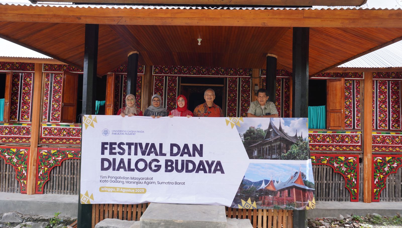 PUSAT KEGIATAN: Prof. Dr. Armaidy Armawi bersama warga Koto Gadang saat acara syukuran dan penyerahan kunci Rumah Gadang, hasil revitalisasi program pengabdian masyarakat Fakultas Filsafat UGM, di Man