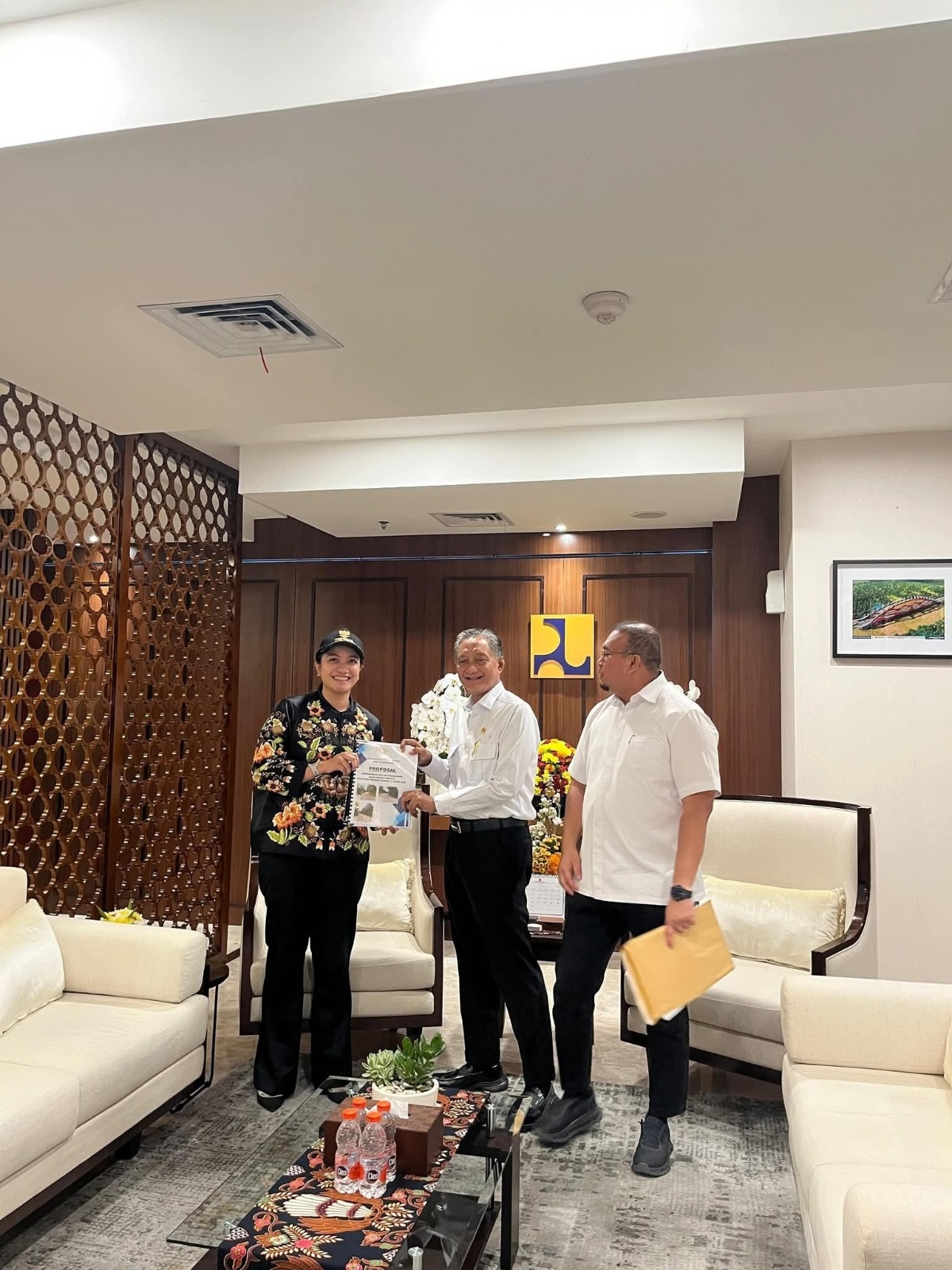 BERSEMANGAT: Bupati Dharmasraya Annisa Suci Ramadhani bersama Anggota DPR RI Fraksi Gerindra Andre Rosiade saat bertemu Menteri PUPR Dody Hanggoro di Jakarta, Selasa (2/9).