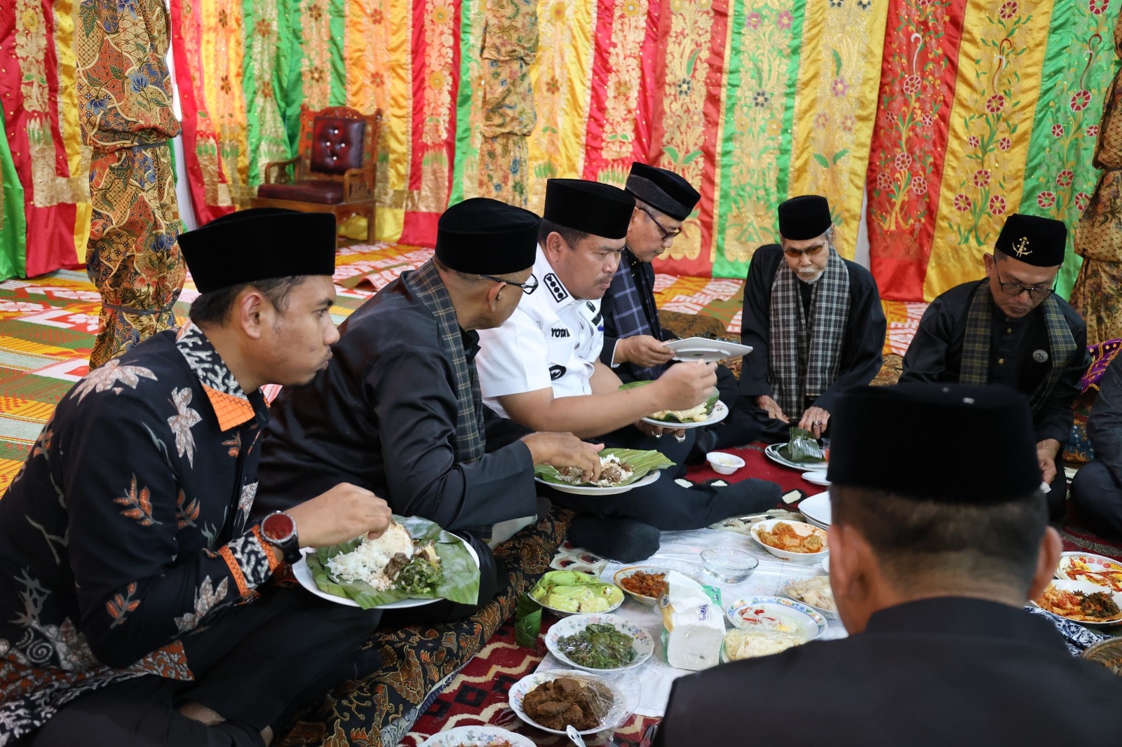 Wali Kota Pariaman Yota Balad makan bajamba usai kukuhkan Pengurus KAN Pasa 2025-2030.