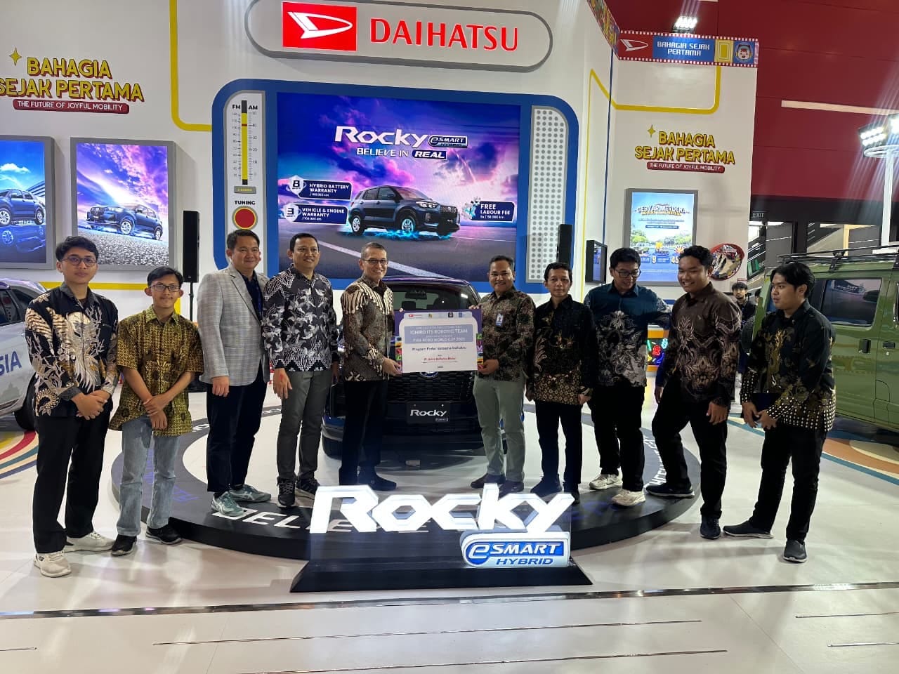 Daihatsu menyerahkan penghargaan secara simbolis kepada Tim Ichiro pada pameran Gaikindo Indonesia International Auto Show (GIIAS) 2025 Surabaya, Selasa (27/8/2025).