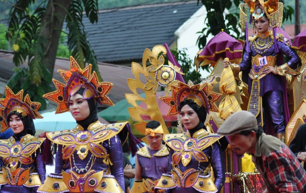 SEMARAK:Peserta SISSCA tahun sebelumnya menampilkan busana berbahan songket Silungkang dalam parade budaya di pusat Kota Sawahlunto.