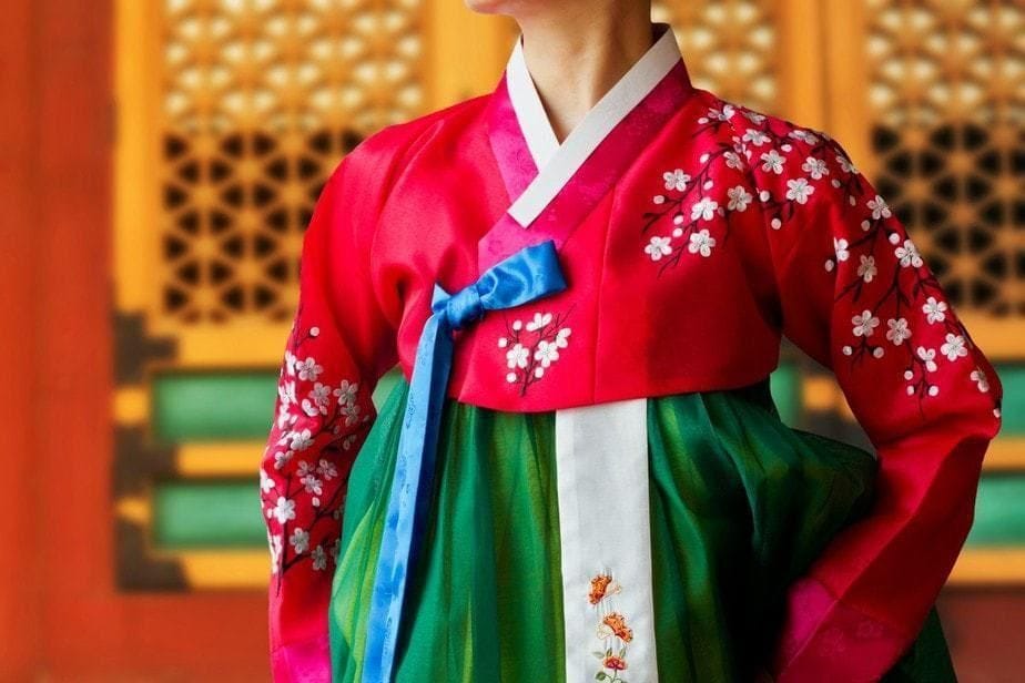 Hanbok, pakaian adat Korea Selatan, tetap jadi simbol identitas budaya dari masa lalu hingga kini. Dari tradisi, fashion modern, hingga diplomasi budaya dunia.