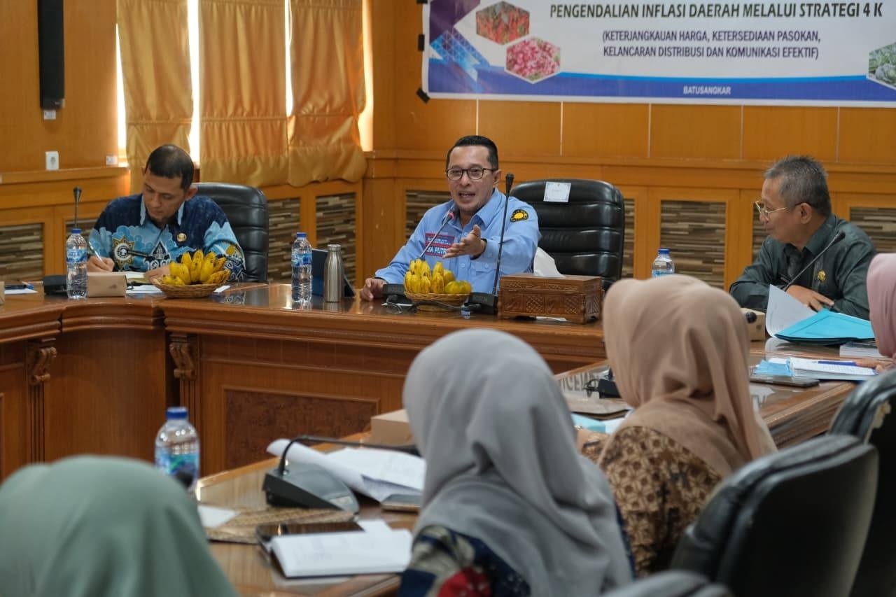Bupati Tanahdatar Eka Putra saat Rapat Koordinasi (Rakor) Percepatan PAD Semester I bersama kepala OPD, Kamis (4/9).