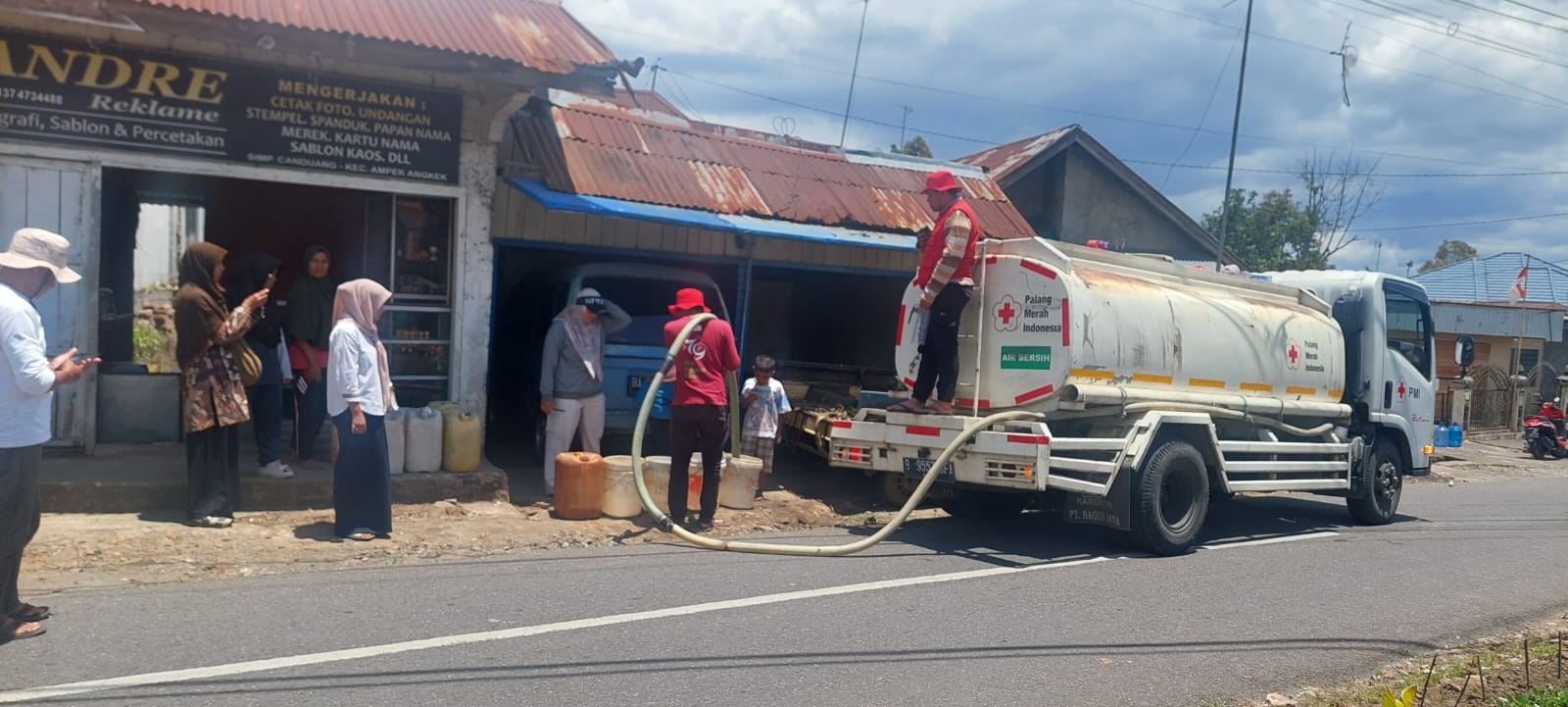 Petugas PMI Kota Bukittinggi sedang mendistribusikan air bersih untuk warga di Nagari Panampuang, Rabu (3/9).