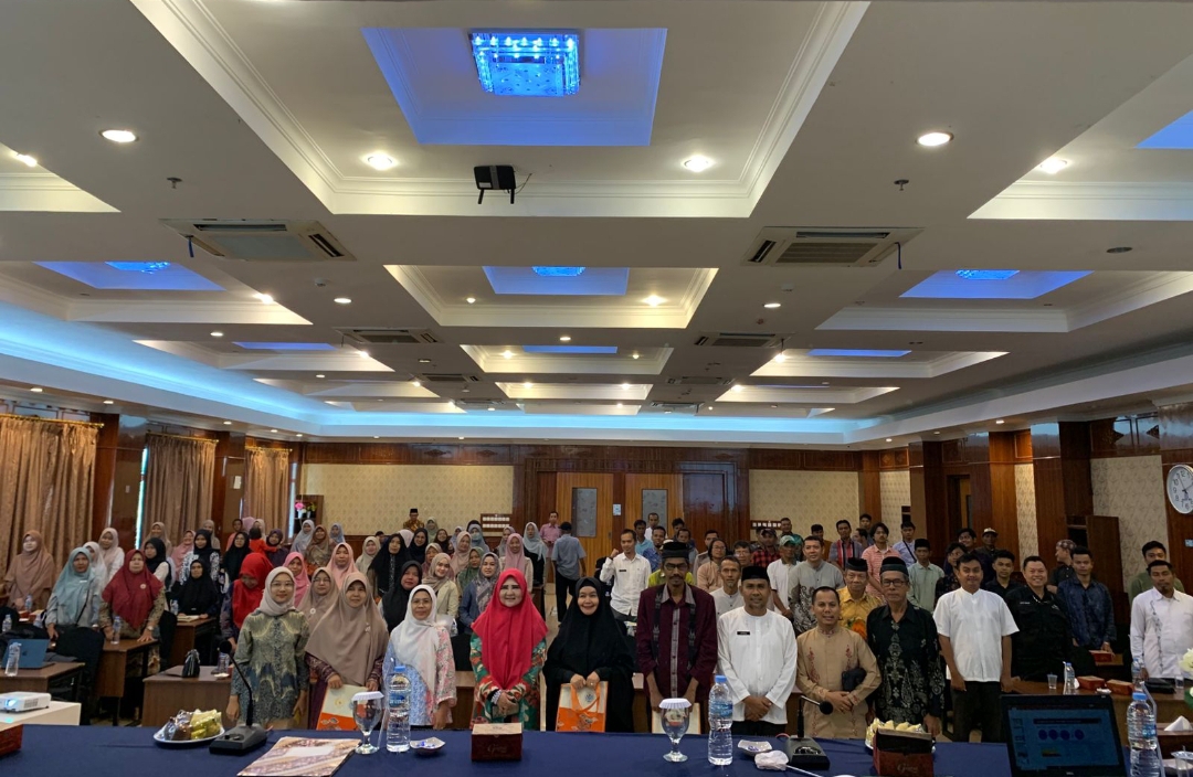 Nevi Zuairina menghadiri kegiatan "Sosialisasi Pengurangan Sampah dan Pembinaan Berbasis Kelompok Masyarakat" di Agam. (Foto: Tim NZ)