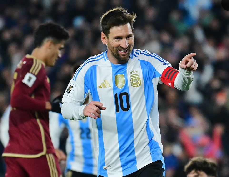 Selebrasi Lionel Messi usai mencetak gol ke gawang Venezuela pada laga Kualifikasi Piala Dunia 2026 di Buenos Aires. (Foto: IG @fifaworldcup)