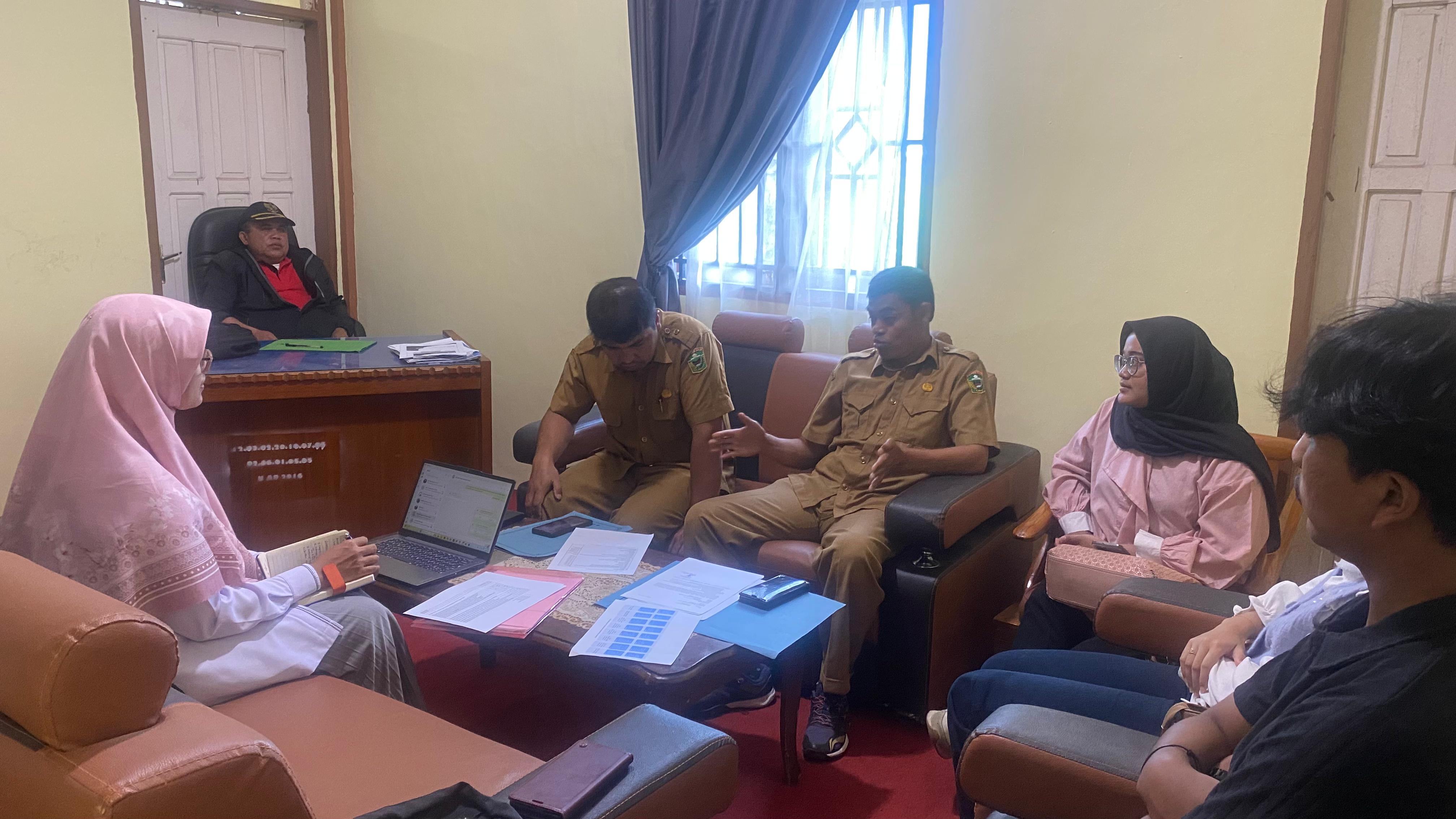 Tim pengabdian kepada masyarakat Unand melakukan Pemberdayaan Komunitas Penghasil Dadiah dalam Pengembangan Wisata Minat Khusus di Nagari Aiadingin&rdquo; di Ruang Rapat Kantor Wali Nagari Aiadingin.