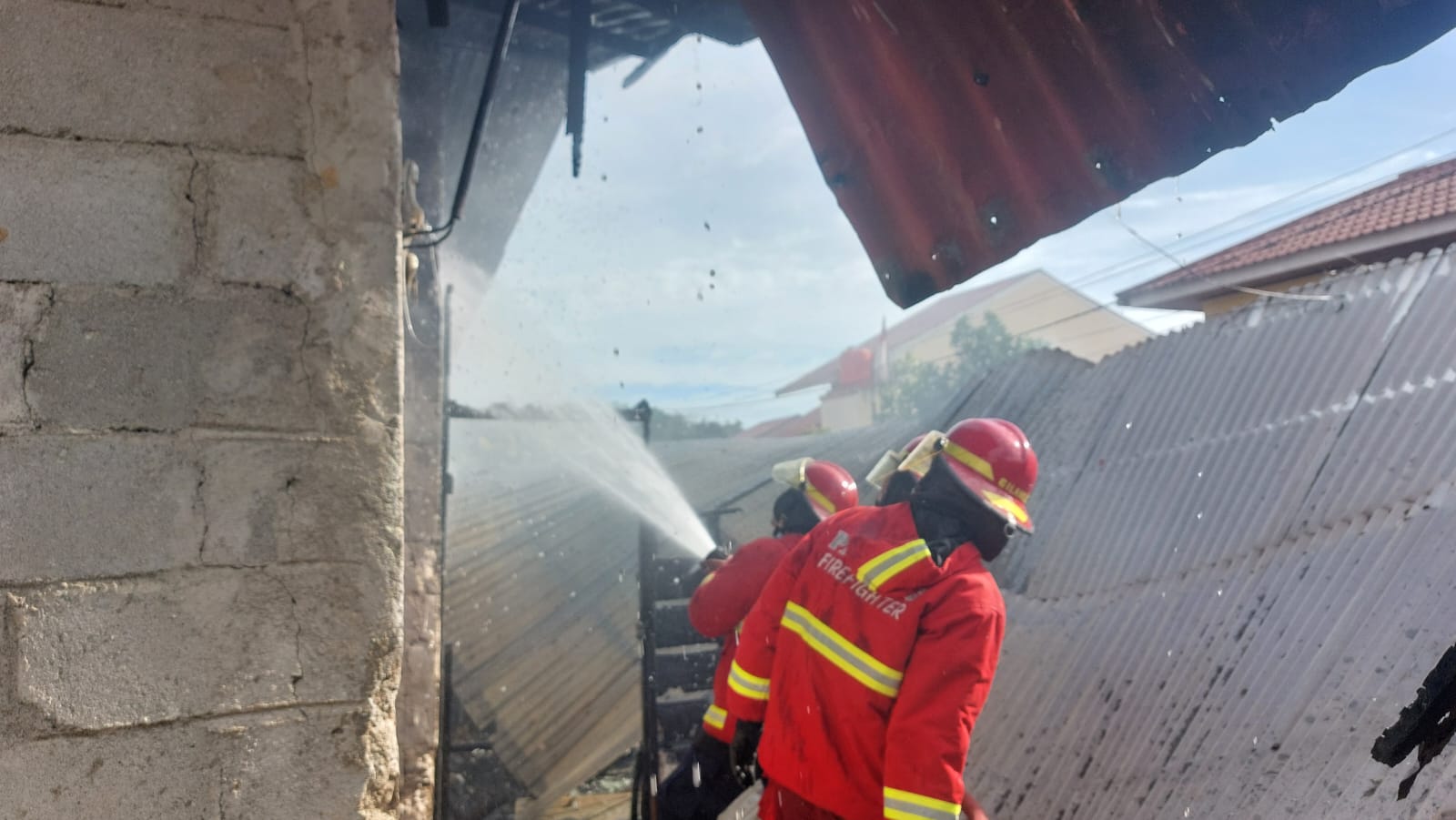 Kebakaran hebat hanguskan satu rumah dan warung PMD di Pauh, Kota Padang, Jumat sore, (5/9/2025).