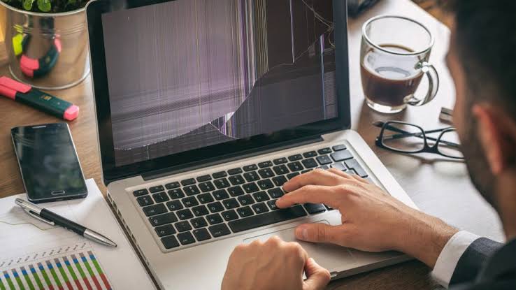 Banyak pengguna tanpa sadar mempercepat kerusakan komputer karena kebiasaan buruk. Berikut 7 kebiasaan yang sebaiknya dihentikan agar laptop maupun PC lebih awet.
