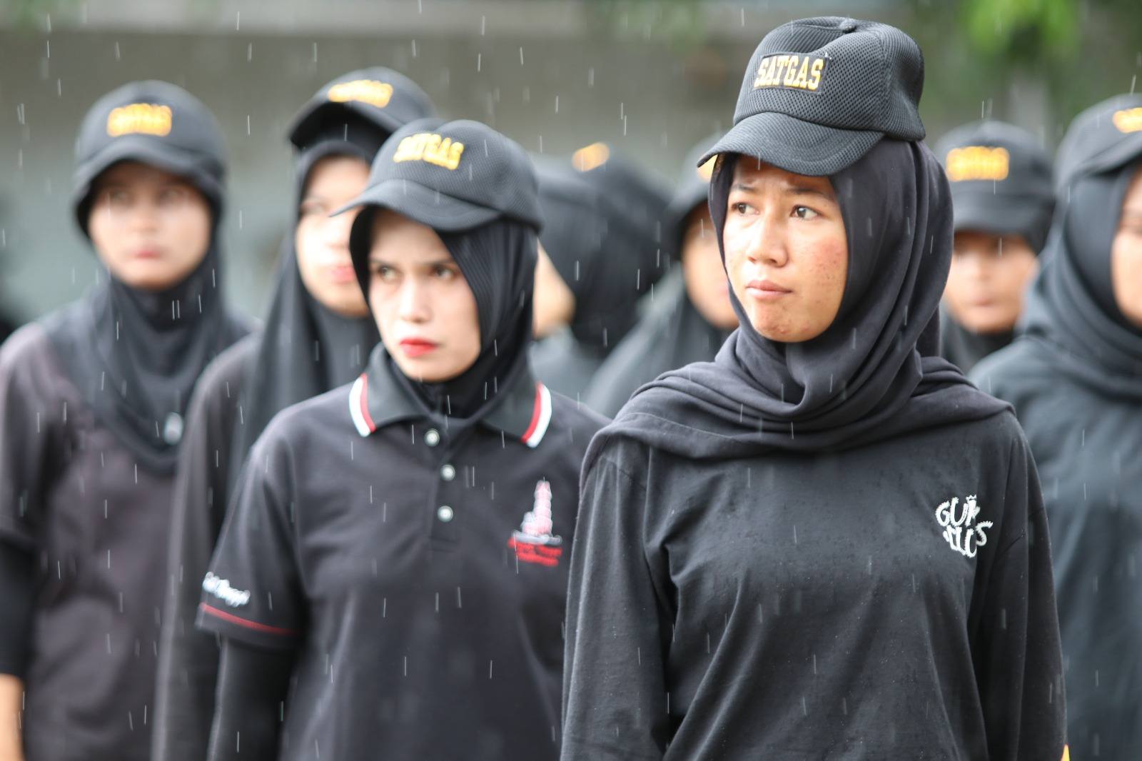 Sebanyak 150 anggota Satgas Pengamanan bergabung di bawah kendali Satpol PP Padang. Mereka siap perkuat ketertiban dan keamanan di kawasan Pasar Raya dan Pantai Padang.