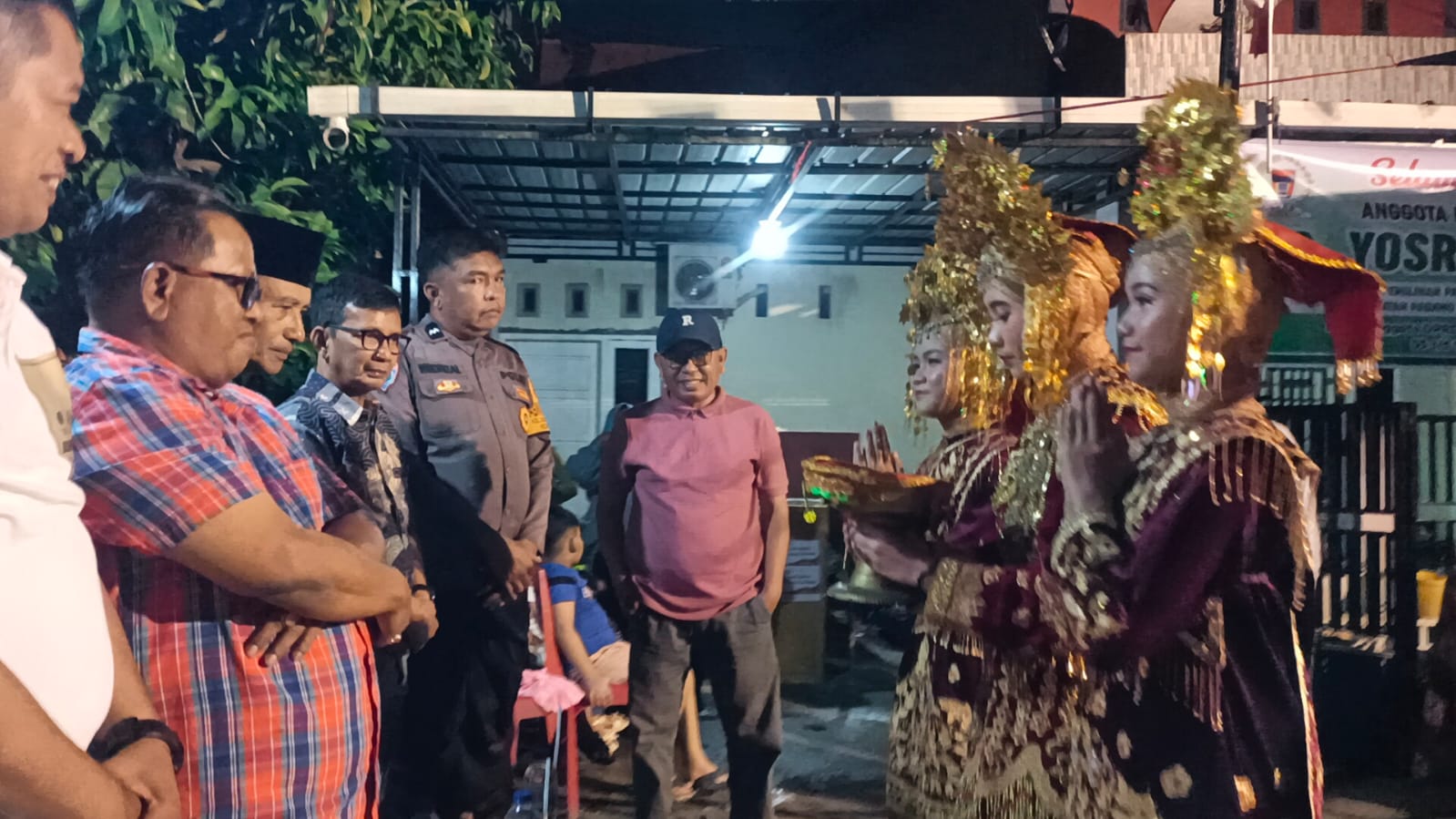 Anggota DPRD Padang Yosrizal Effendi dan Camat Nanggalo Amrizal Rengganis disambut Tari Pasambahan dan siriah dalam carano, Sabtu (6/9/2025).