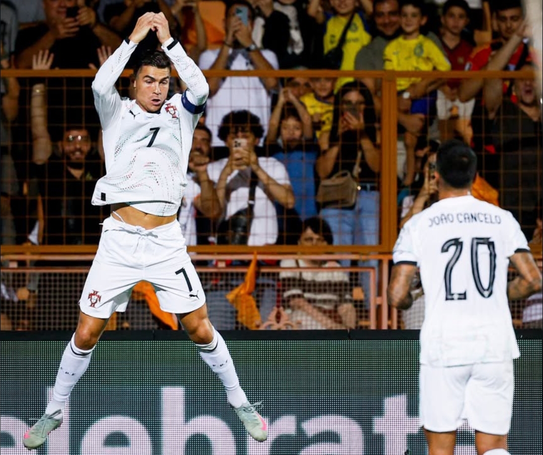 Cristiano Ronaldo melakukan selebrasi khasnya usai cetak gol ke gawang Armenia dalam laga Kualifikasi Piala Dunia 2026 di Yerevan.(Foto: Instagram @cristiano)