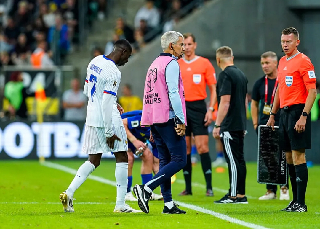 Ousmane Dembele, yang masuk sebagai pemain pengganti di babak kedua laga Prancis vs Ukraina ditarik keluar karena cedera. (Foto: Butfootballclub)