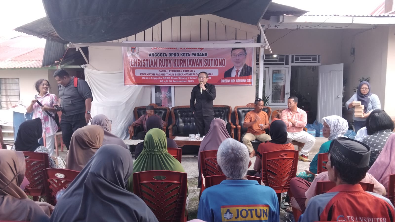 Anggota DPRD Padang, Christian Rudy Kurniawan, reses di Sawahan Timur. Warga usulkan perbaikan jalan, drainase, UMKM, bantuan pendidikan, hingga renovasi balai pemuda.