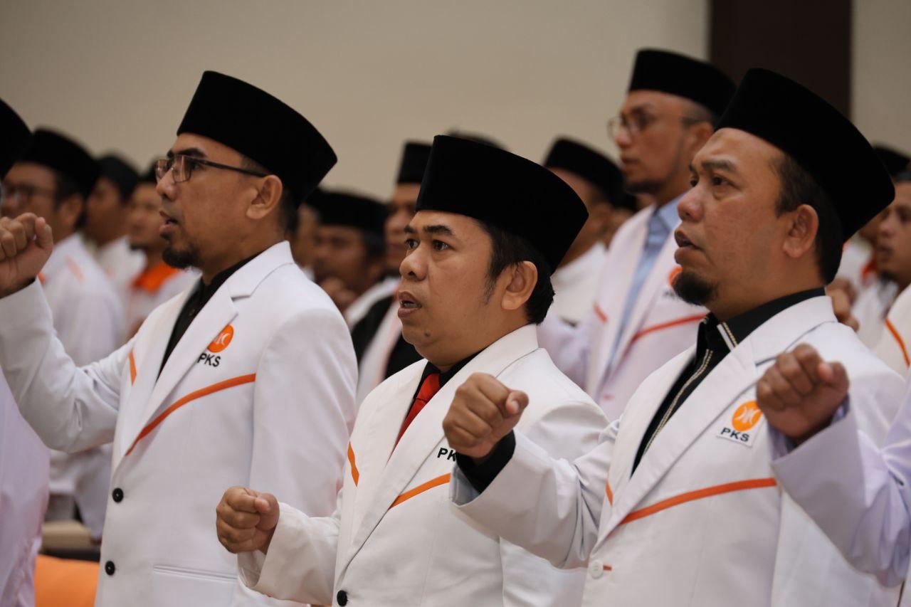 PKS Kota Padang melantik pengurus MPD, DED, dan DPD periode 2025-2030 dalam Musda ke-6 dengan komitmen memperkuat perjuangan dan konsolidasi partai.