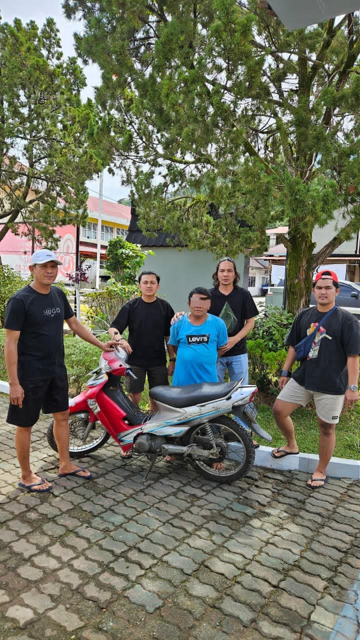 TAK BERKUTIK: Iwin, 39, pelaku pencurian sepeda motor di kawasan Bukit RCTI, Painan, beberapa waktu lalu diamankan Tim Opsnal Macan Kumbang Satreskrim Polres Pessel bersama barang bukti.