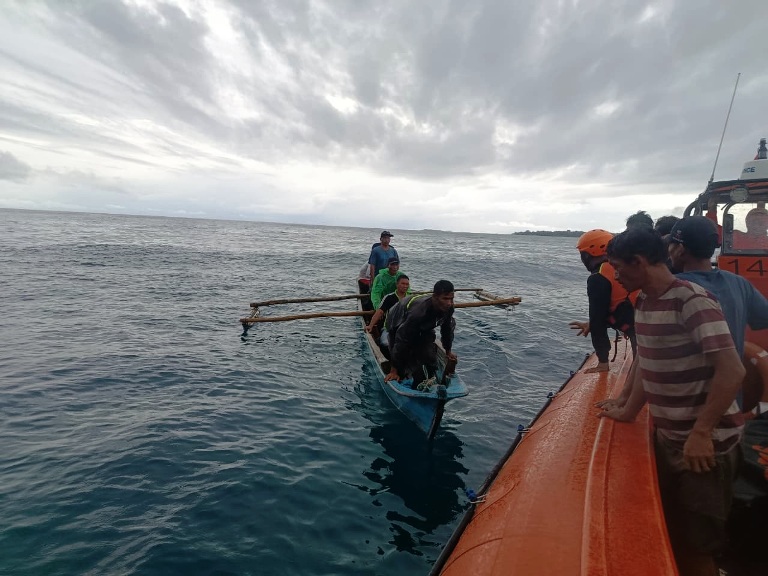 PENCARIAN: Tim Basarnas Mentawai saat bersiap melakukan pencarian nelayan hilang di perairan Mapinang menggunakan RIB 02, Minggu (7/9).