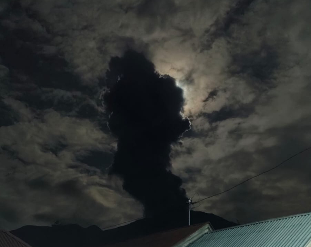 Gunung Marapi erupsi Minggu malam (7/9/2025). Kolom letusan mencapai 1.200 meter. (Foto: WAG Marapi Information)