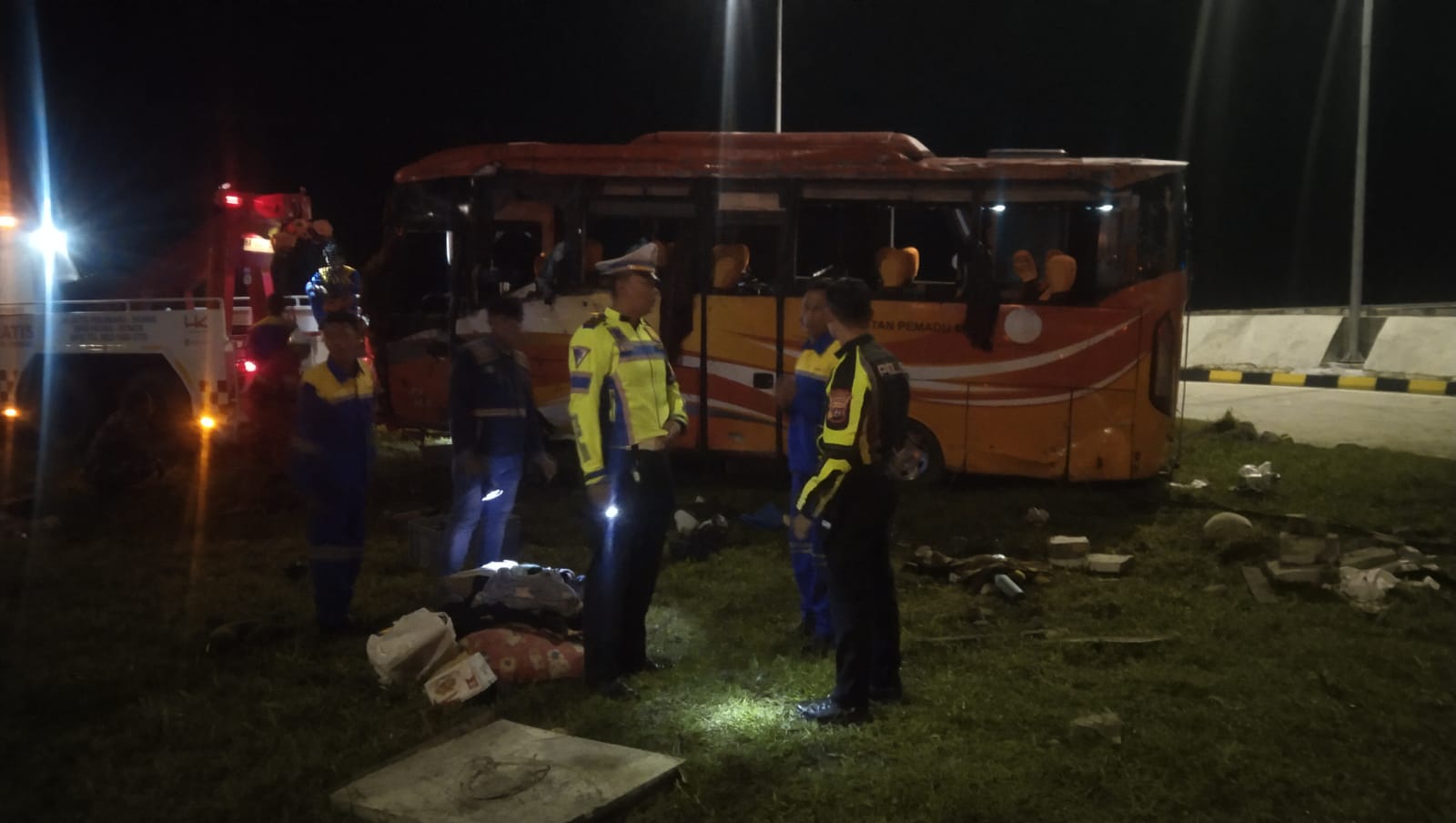 Kecelakaan tunggal bus pariwisata ALS di exit tol Padang-Sicincin, Minggu (7/9/2025), sekitar pukul 23.56 WIB.