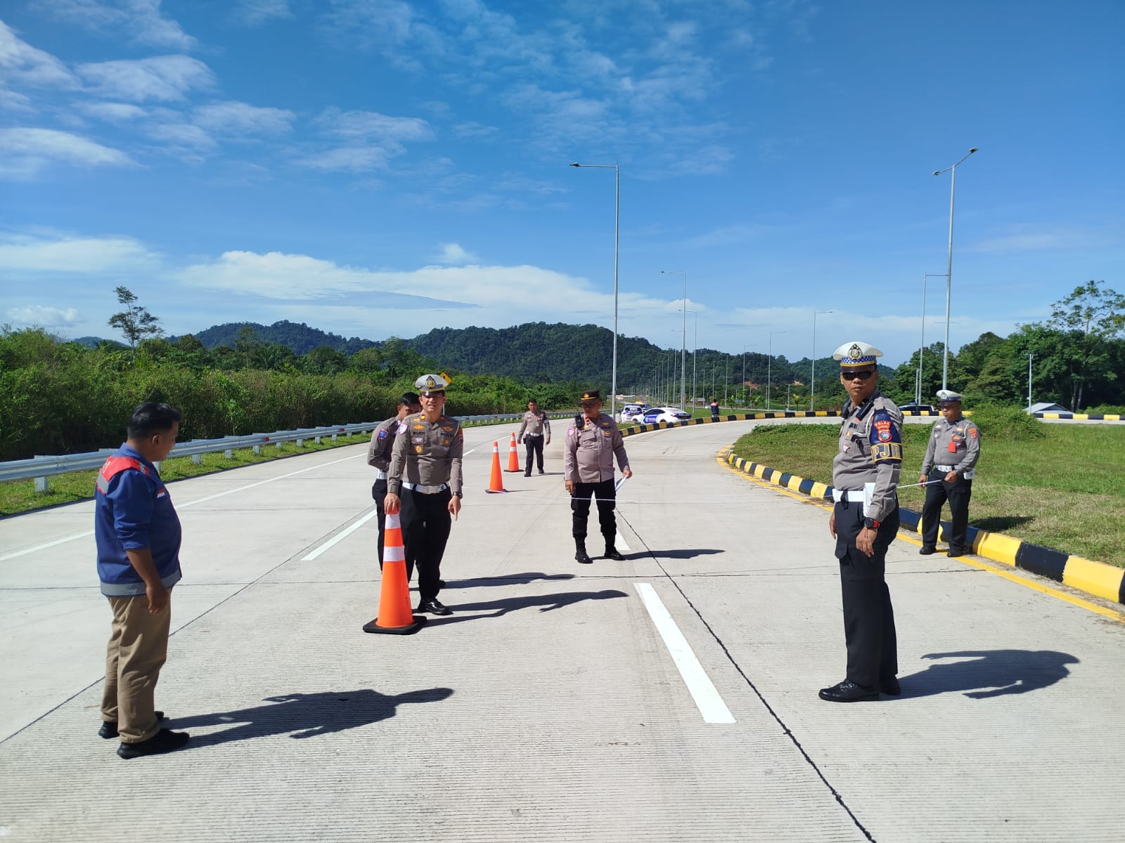 Satlantas Polres Padangpariaman saat melakukan olah TKP kecelakaan bus pariwisata ALS yang mengangkut atlet karate Sumut di exit Tol Padang-Sicincin, Senin (8/9/2025).