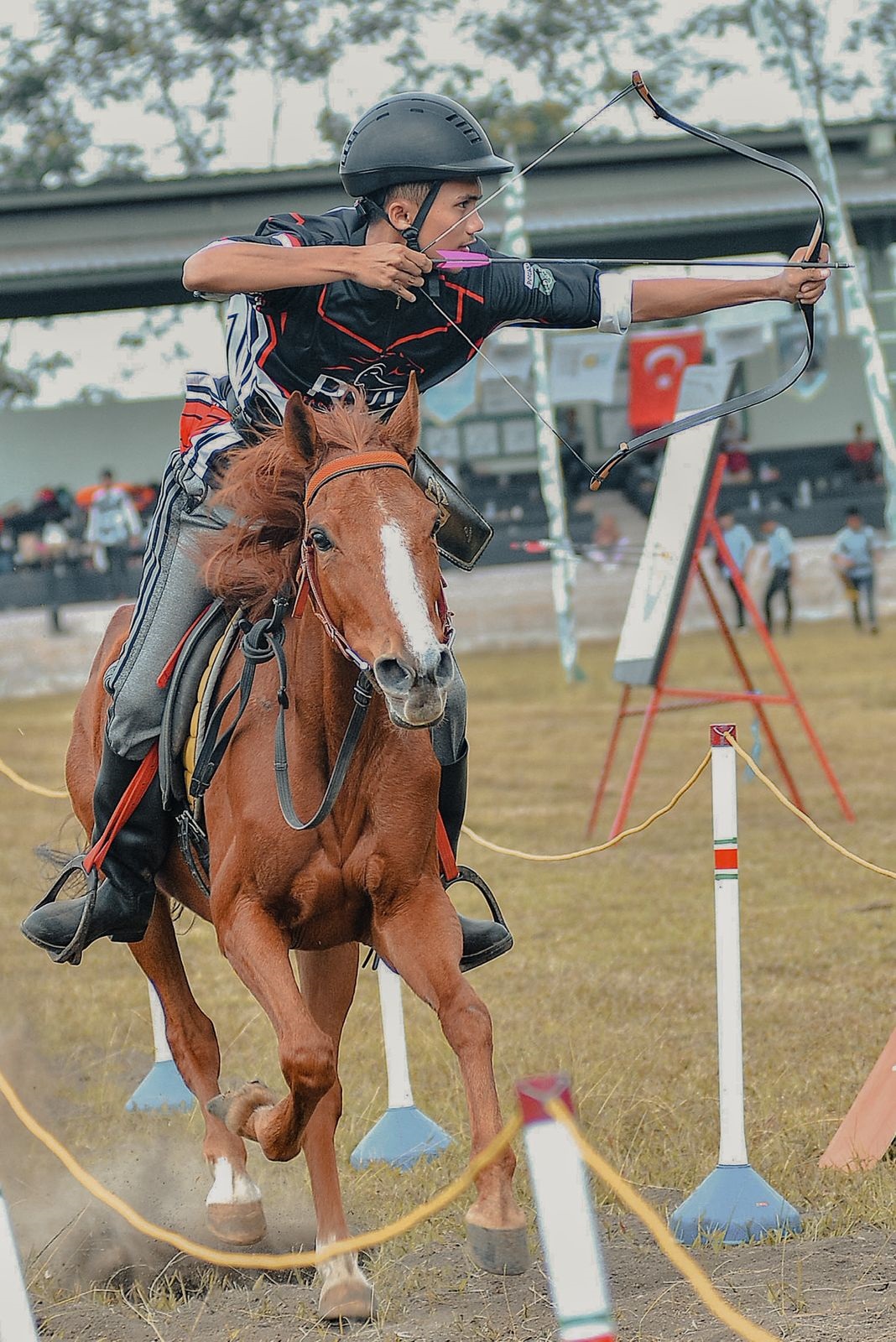 Azral Mardin, atlet horseback archery asal Padangpariaman saat beraksi di atas kuda dalam salah satu laganya. Jumat (19/9).