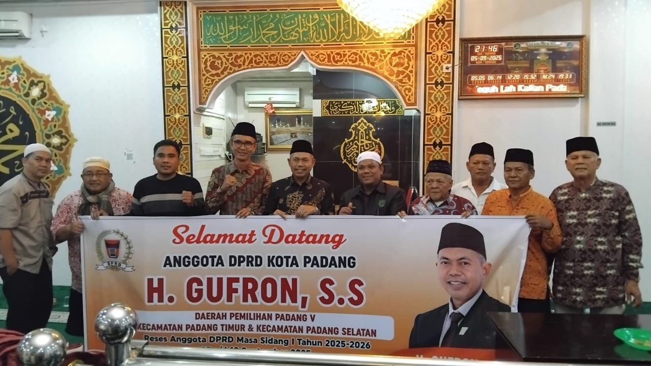 Anggota DPRD Kota Padang, H. Gufron, gelar Reses I 2025&ndash;2026 di Masjid Mukminin Alang Laweh, serap aspirasi warga terkait olahraga, kebersihan, dan pembangunan.
