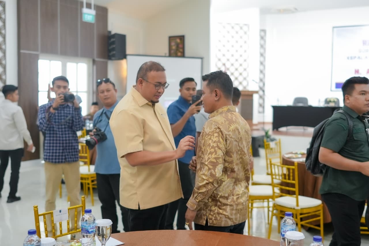 BAHAS PEMBANGUNAN: Bupati Solok Jon Firman Pandu saat bersama Wakil Ketua Komisi VI DPR RI, Andre Rosiade, pada Rakor Kepala Daerah se-Sumatera Barat di Sawahlunto, Sabtu (6/9).