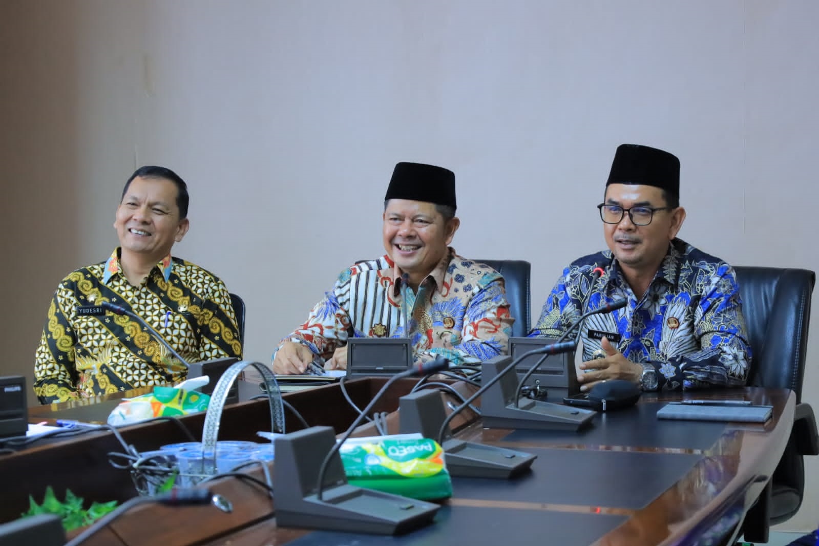 PROGRAM 100 HARI: Bupati Pasaman, Welly Suhery, Wakil Bupati Parulian Dalimunte, Sekkab Yudesri saat meresmikan layanan internet untuk daerah 3T secara hybrid dari ruang rapat bupati Kamis (4/9).