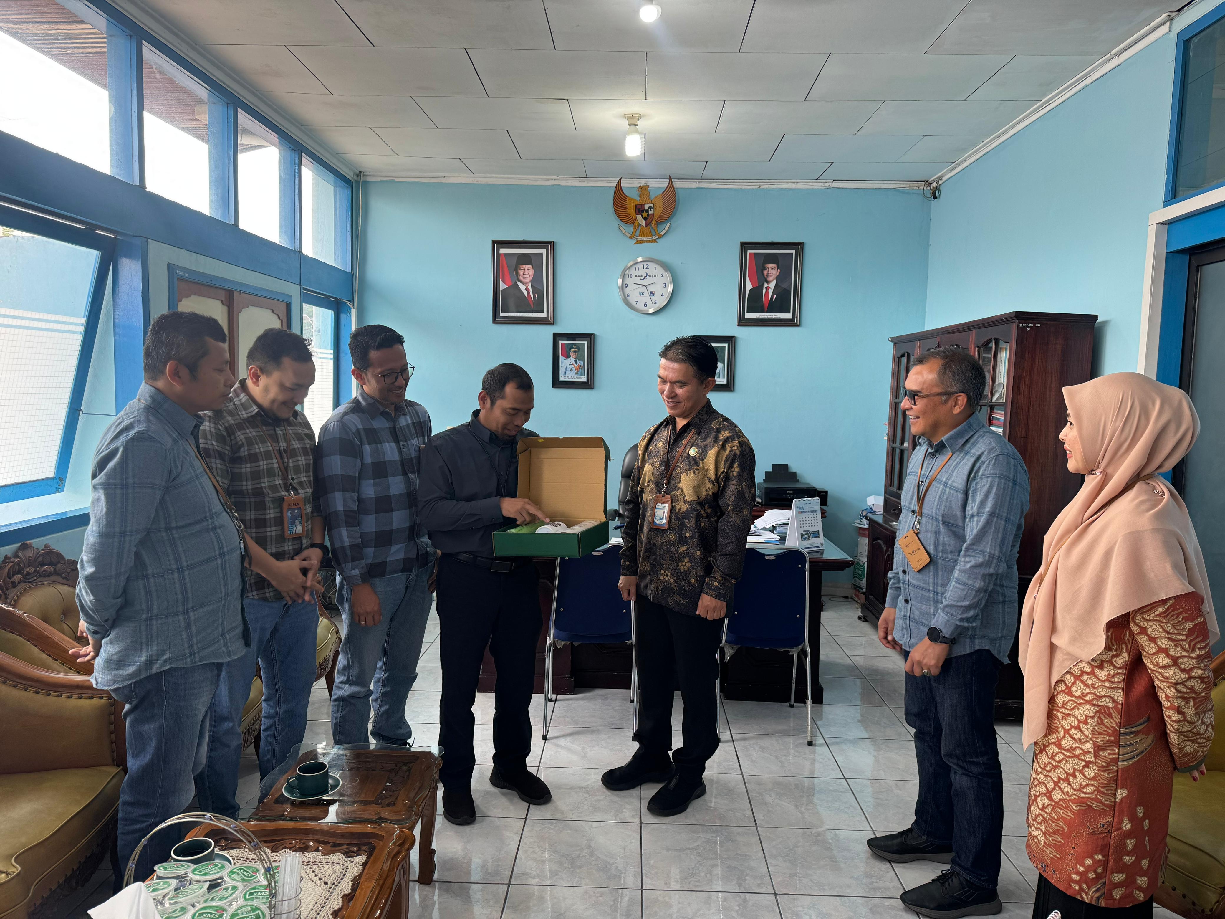 Hari Pelanggan Nasional 2025, PLN UP3 Bukittinggi kunjungi PDAM Tirta Jam Gadang. PLN siap dukung tambahan pasokan listrik untuk pengembangan layanan air bersih.