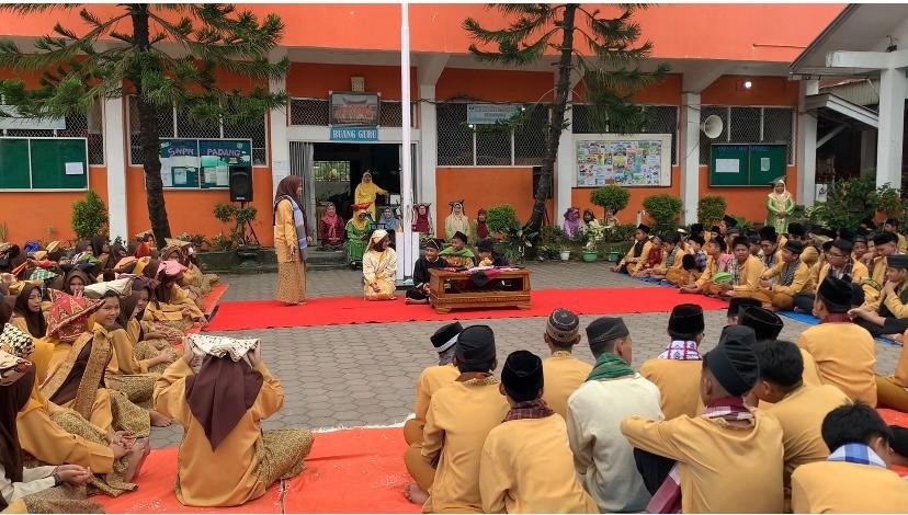 NTUSIAS: Para siswa SMPN 30 Padang ketika mengikuti penerapan muatan lokal di sekolah mereka.