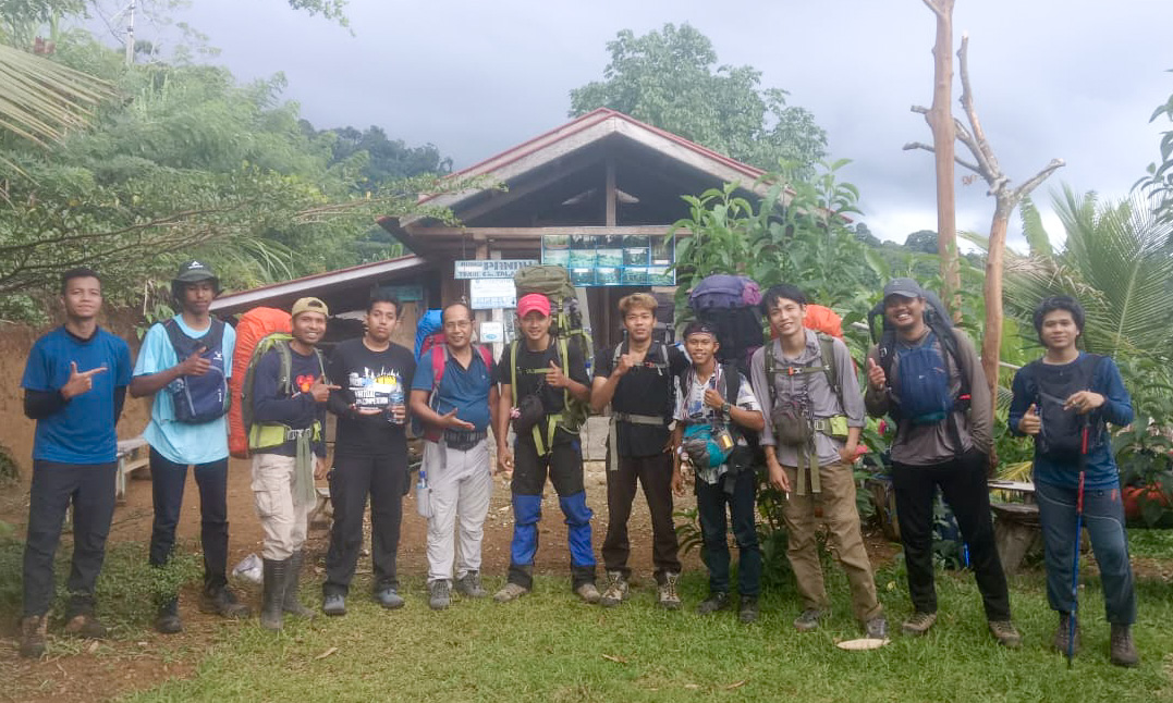 Tim Seven Summit foto bersama di pondok relawan senior Gunung Talaman sebelum menuju Camp&nbsp;Area&nbsp;Rindu&nbsp;Alam, Jumat (5/9/2025).