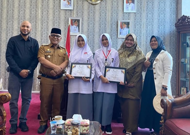 MEMBANGGAKAN: Dua siswi SMA Al-Istiqamah Simpang Empat, Kabupaten Pasaman Barat yang berhasil meraih prestasi pada Lomba Menulis Surat Bagi Guru dan Siswa tingkat Sumbar.