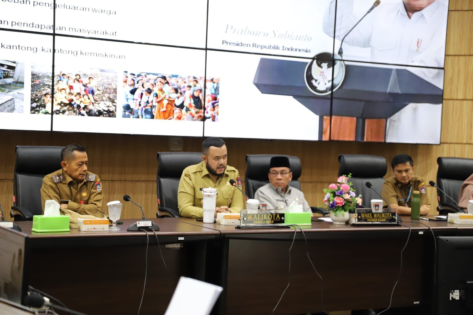 Wali Kota Padang Fadly Amran memberikan arahan pada Rakor TKPK di Ruang Abu Bakar Ja&rsquo;ar, Balai Kota Aiepacah, Senin (8/9).