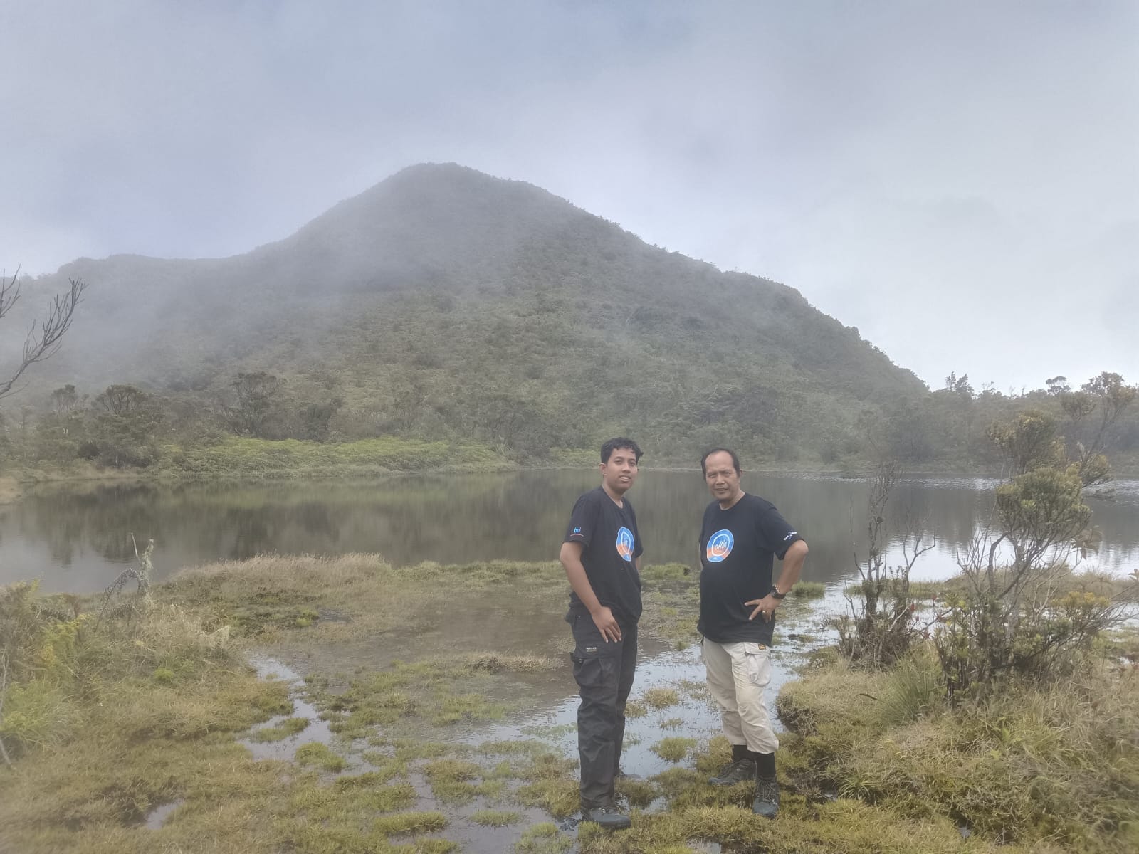 Two Efly dan Azib Fattah (survivor) di tepian Telaga Puti Sangka Bulan.