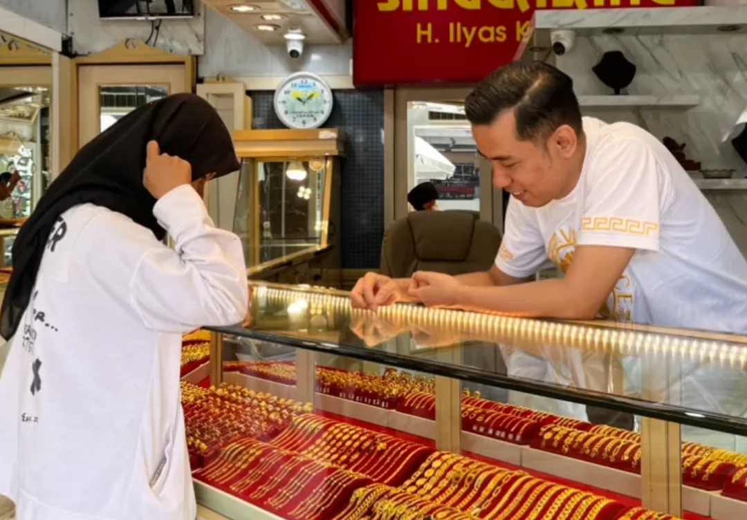 Pegawai Toko Emas Singgalang sedang melayani pembeli, beberapa waktu lalu. (Foto: Dok. Shyntia)
