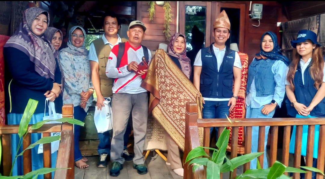 Ketua SIBA Songket, Yenny Puspitasari, berfoto bersama tim PT Bukit Asam Tbk yang mendukung pengembangan Songket Behembang Lingge. (Foto: Corcom PTBA)