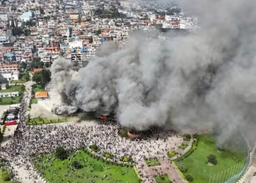 Kepulan asap hitam dan abu-abu terlihat di gedung Parlemen Nepal saat massa menyerbu gedung di tengah protes anti-pemerintah. (X/@RONBupdates via Hindustan Times)