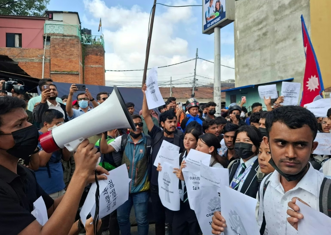 Siswa SMA dalam aksi protes hari Senin (8/9/2025), di Kathmandu. (Foto: Samik Kharel/ Al Jazeera)