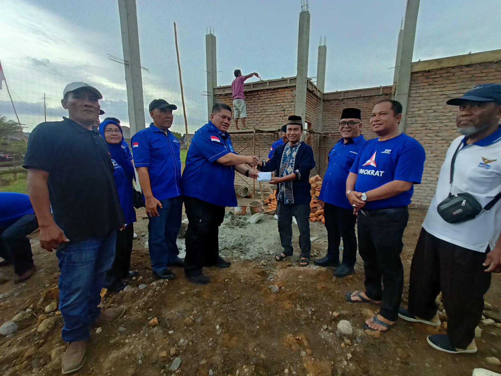 Partai Demokrat Pasbar rayakan HUT ke-24 dengan kegiatan sosial, bagikan sembako ke panti asuhan, bantu pembangunan Musala Al-Ikhlas, serta serahkan dana Rp1,5 juta.