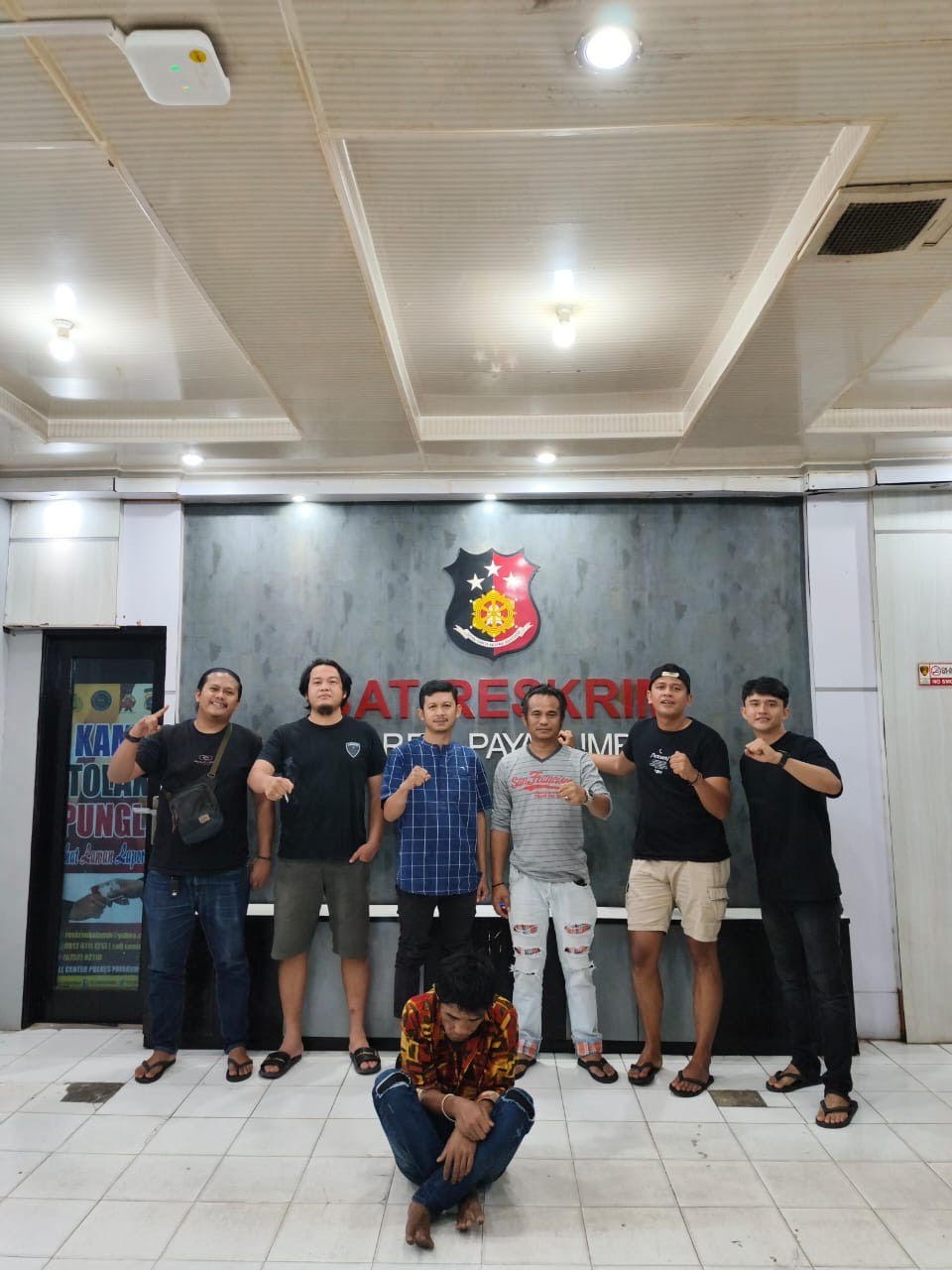 TIDAK BERKUTIK: Tim Opsnal Satreskrim Polres Payakumbuh saat mengamankan tersangka Y, 38, pelaku curanmor yang buron selama lebih dari satu tahun, di Jorong Panca, Batutaba, Agam, Sabtu (6/9).