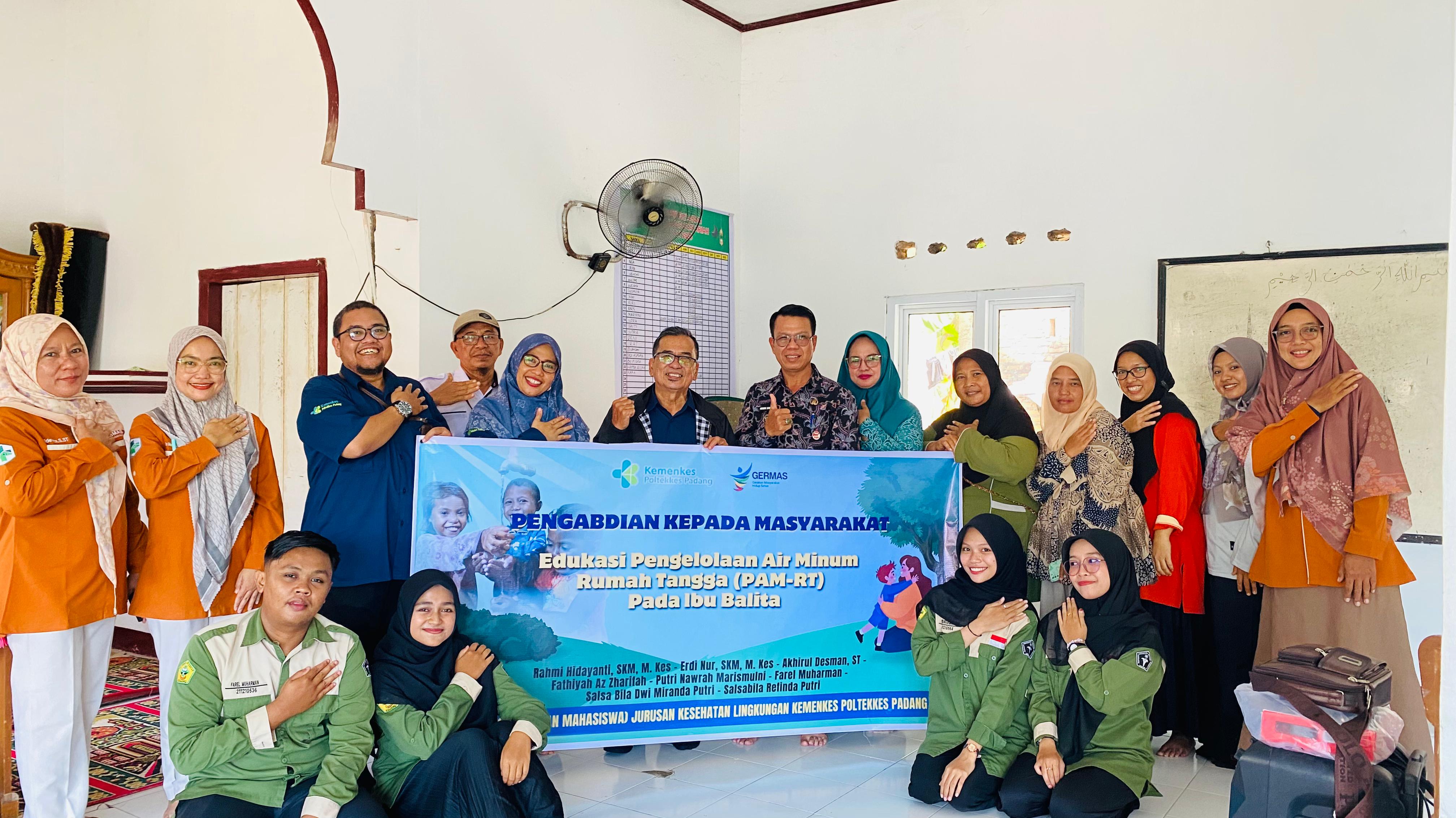 Tim PKM berfoto bersama.