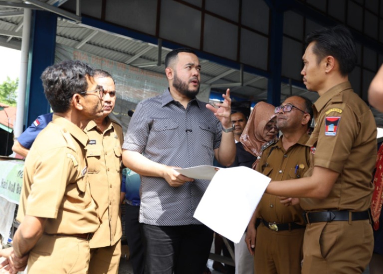 DIKEBUT: Wako Padang Fadly Amran meninjau progres revitalisasi Blok A Pasar Raya dan pembangunan Pasar Ulakkarang, Selasa (9/9).