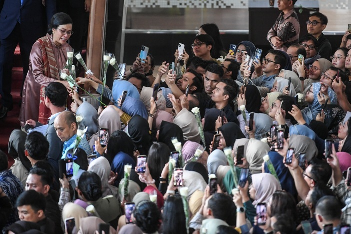 MAWAR PERPISAHAN: Sri Mulyani Indrawati menerima bunga mawar putih dari pegawai Kemenkeu setelah serah terima jabatan Menteri Keuangan di Kemenkeu, Jakarta, kemarin (9/9).