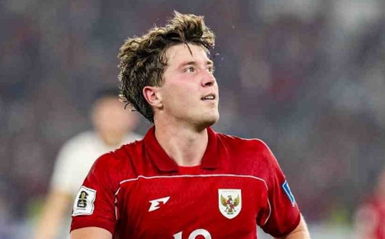 MASIH CIDERA: Penyerang timnas Indonesia Ole Romeny ingin ada di tim lawan Arab Saudi dan Irak.