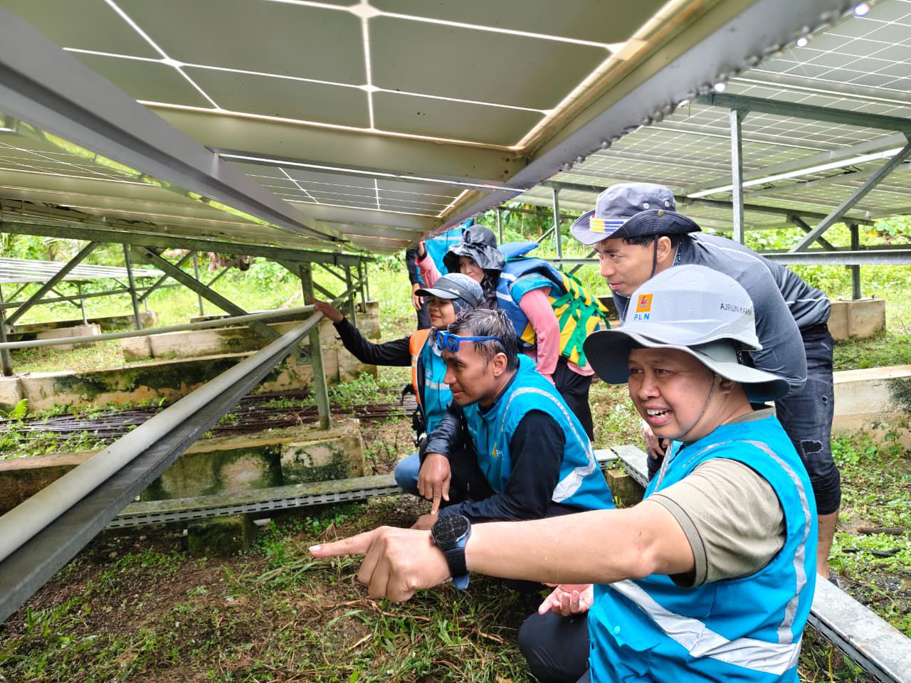 PLN UID Sumbar rayakan Hari Pelanggan Nasional 2025 dengan kunjungan ke Mentawai, dialog bersama pelanggan, tinjau PLTS Betumonga, dan dukung pariwisata lewat listrik andal.