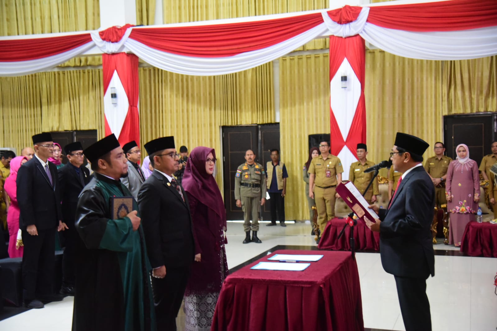 PELANTIKAN: Bupati Padangpariaman, John Kenedy Azis, saat memandu pengucapan sumpah dan janji jabatan 10 pejabat eselon 2 yang dilantik di Hall Kantor Bupati Padangpariaman, kemarin.