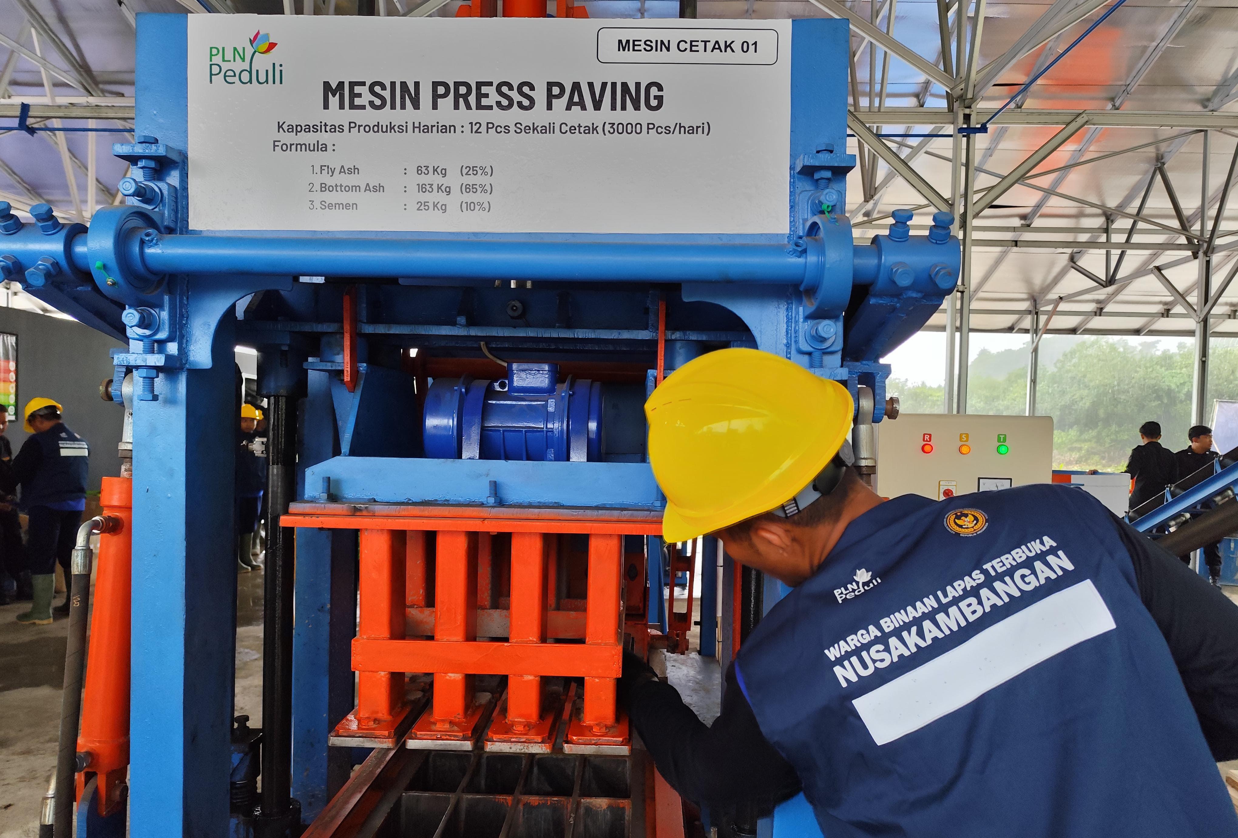 Warga binaan Lapas Nusakambangan, Cilacap, Jawa Tengah, melakukan pengolahan FABA menjadi material konstruksi berupa&nbsp;paving&nbsp;block.